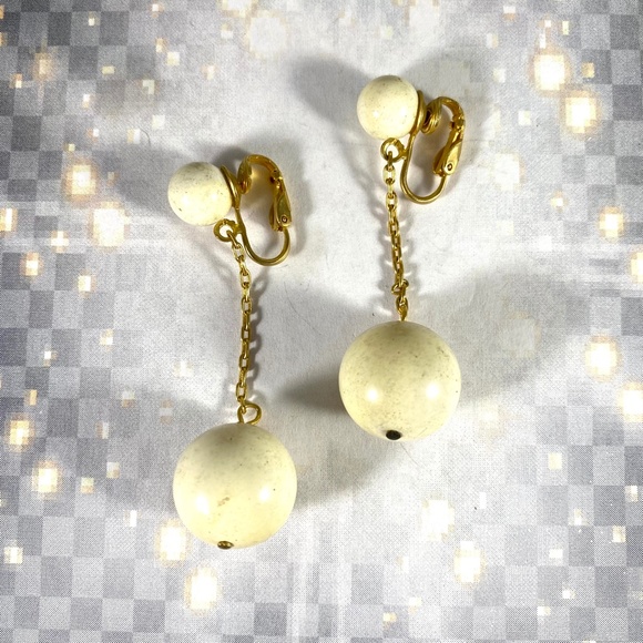 Vintage 1960s cream lucite and gold-tone ball drop clip on earrings - Picture 3 of 3